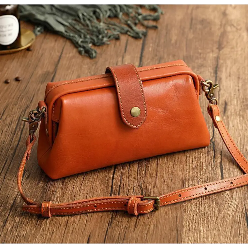 Elegant Compact Retro Chic Shoulder Bag