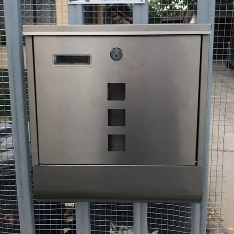 Wall-mounted metal mailbox, lockable, sturdy